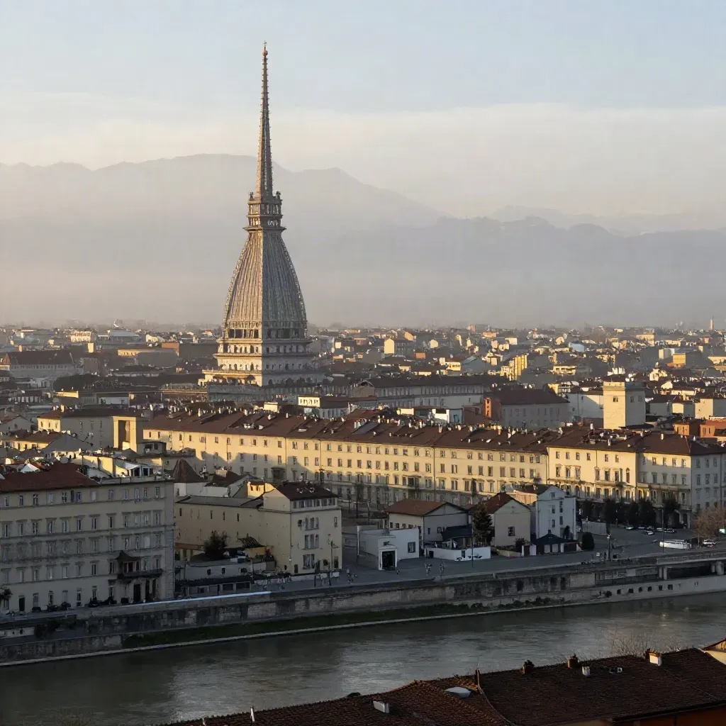 La Mole Antonelliana al tramonto sopra il Po e i tetti avvolti nella foschia